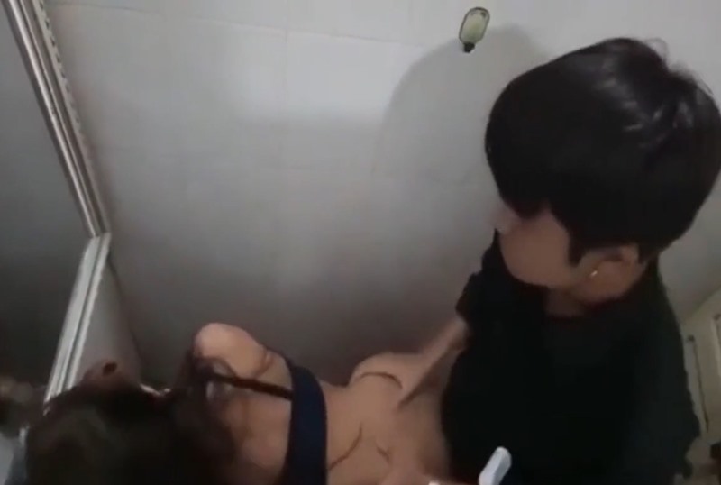 Peet Pink leaked clip: Khon Kaen girl gets drunk and fucks with friend in bathroom A friend helped me take a photo.