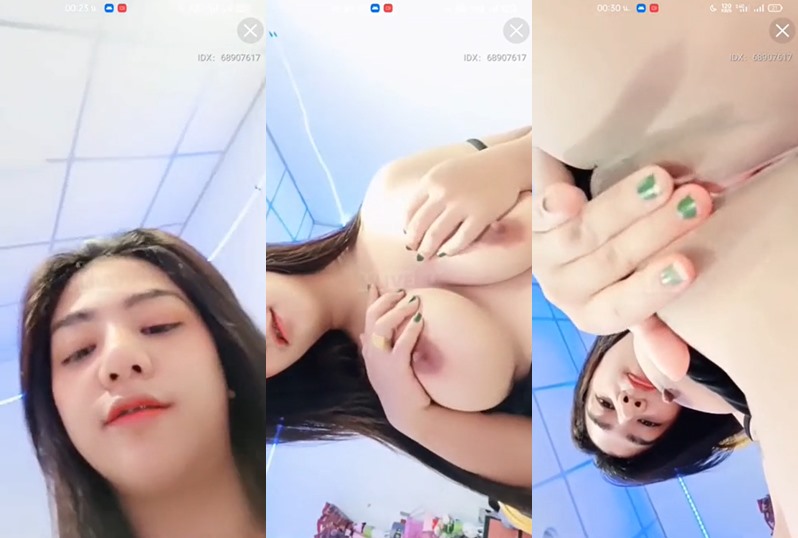 Kehidupan langsung wanita cantik sedang merangsang diri sendiri dengan penuh kenikmatan.